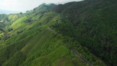 4k Hava Aracı, dağın zirvesi, dağın zirvesi, inanılmaz doğa, devasa manzara, yeşil orman, tepe kenarları, seyahat yeri, tropikal hava, Tayland, sıcak 