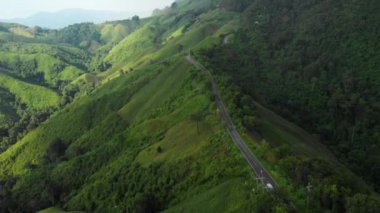 4k Hava Aracı, dağın zirvesi, dağın zirvesi, inanılmaz doğa, devasa manzara, yeşil orman, tepe kenarları, seyahat yeri, tropikal hava, Tayland, sıcak 