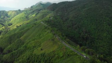 4k Hava Aracı, dağın zirvesi, dağın zirvesi, inanılmaz doğa, devasa manzara, yeşil orman, tepe kenarları, seyahat yeri, tropikal hava, Tayland, sıcak  