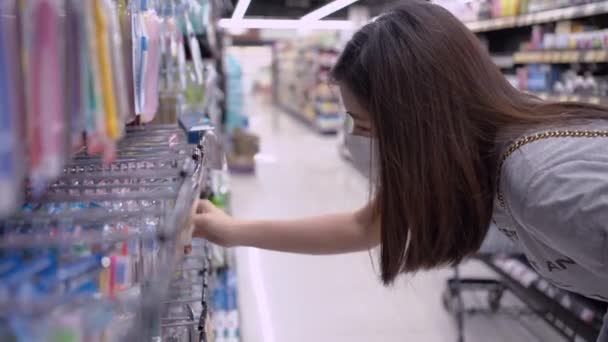 Mulher Asiática Usar Máscara Recebendo Mantimentos Supermercado Estocando Alimentos Estilo — Vídeo de Stock