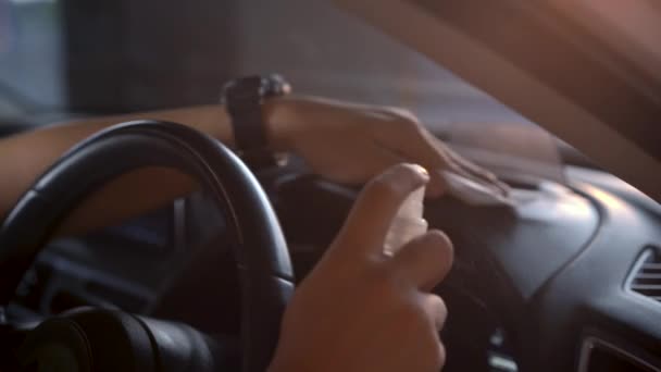 Ręka Człowieka Dezynfekuje Swój Samochód Spryskuje Kierownicę Przednią Szybę Chusteczki — Wideo stockowe