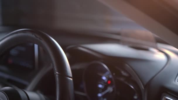 Man Hand Desinfecteert Zijn Auto Sprays Vegen Stuurwiel Handdoek Witte — Stockvideo