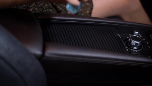 Γυναίκα Λευκά Γάντια Καθαρισμού Εσωτερικό Του Αυτοκινήτου Αλλαγή Ταχυτήτων Σκούπισμα — Αρχείο Βίντεο