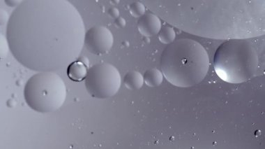 Duvar kâğıdı koruyucu gri yağ küreleri. sıvı içinde yüzen, soyut akıllı telefon ev ekranı, temalar veya arka plan, bilim laboratuvarı deney süreci, ışık efekti 3D