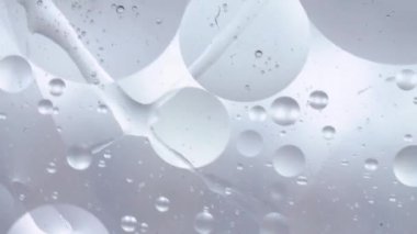 Duvar kağıdı arka plan beyaz baloncuk küreleri. Cam yüzeyine yağ damlası, sıvı üzerinde yüzen kabarcıklar, soyut, temalar. Bilim laboratuarının gelişimi, ışık efekti saflık, ışık yenilenmesi