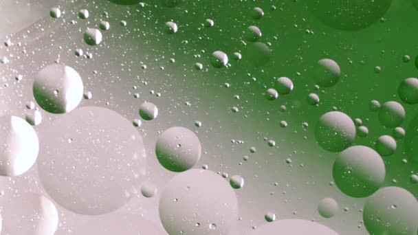 关闭水面上的白色和绿色气泡 循环循环中的圆形气泡在液体中的运动 气泡在宏观上喷射 抽象的主屏幕风格 主题或背景 翡翠绿色光泽透明 — 图库视频影像