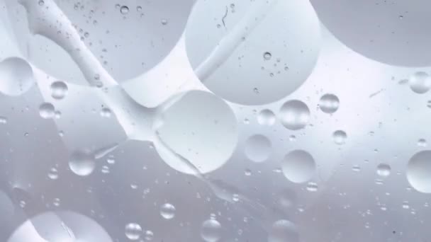 Behang Achtergrond Wit Zilver Zeepbel Bollen Olie Druppel Glazen Oppervlak — Stockvideo