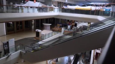 Müşteri yok, yürüyen merdiven yok, etrafta kimse yok, boş alışveriş merkezi, mağaza, salgın COVID19 krizi, evde kal, Corona virüsünün yayılmasını engelle.