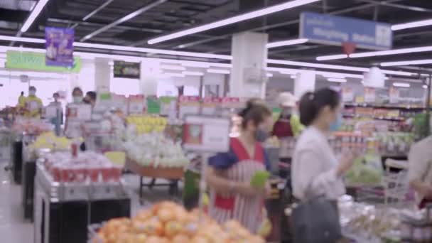 Размытые Люди Современном Супермаркете — стоковое видео