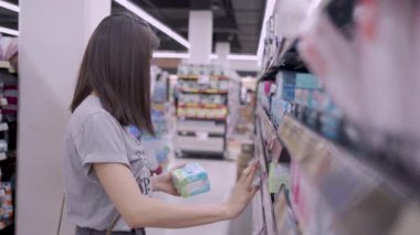 Genç Asyalı kadın alışveriş merkezi