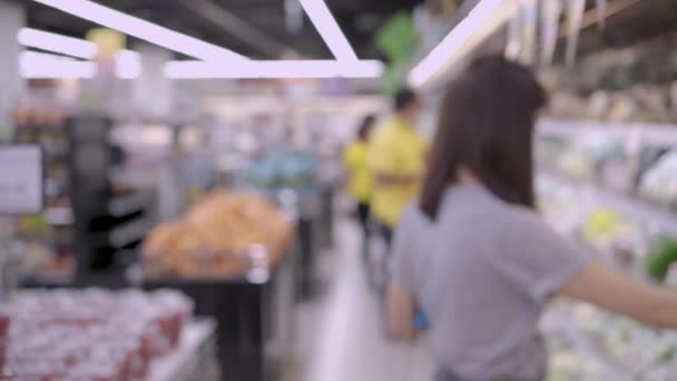 Donna Persone Maschera Bianca Guardando Prodotti Scaffale Negozio Alimentari Blur — Video Stock