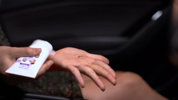 Πλευρική Άποψη Γυναίκα Πλύνετε Χέρι Μέσα Στο Αυτοκίνητο Την Εφαρμογή — Αρχείο Βίντεο