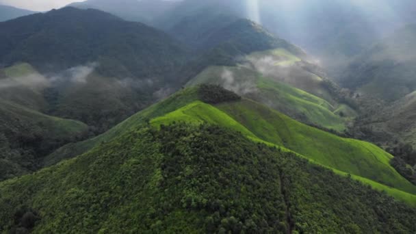 Drohnenschuss Fliegt Auf Riesigen Grünen Berggipfel Großer Höhe Neblig Sonnenlicht — Stockvideo