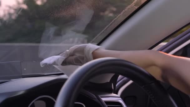 車の中に白い手袋の手を噴霧し ガラス表面を拭く 車のフロントガラスを拭く 消毒用ワイプ Covid 19コロナウイルス 車のケア 衛生ライフスタイル 朝の光 — ストック動画