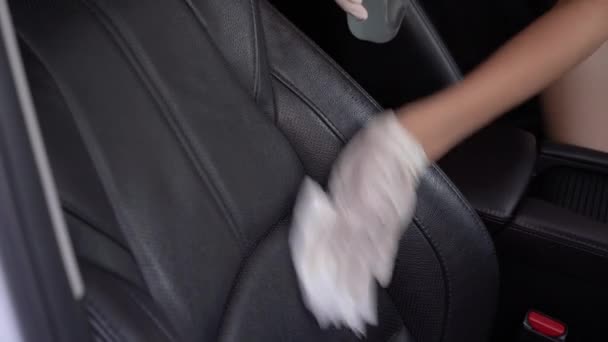 Біла Рукавичка Рука Обприскує Протирає Скляну Поверхню Всередині Автомобіля Протираючи — стокове відео