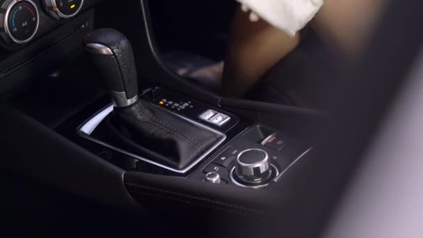 Luvas Brancas Mão Limpando Interior Carro Pulverização Limpeza Dentro Carro — Vídeo de Stock