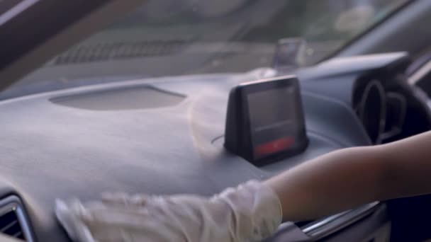 Witte Handschoen Spuiten Veeg Glas Oppervlak Auto Vegen Auto Voorruit — Stockvideo
