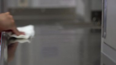 4k kadın eli silme uçak metalik mutfak kapağı temizleme, temizlik alışkanlığı, virüsün yayılmasını önleme, Corona virüsü covid19, hijyen, sağlık sigortası konsepti, dezenfektan mendil, gümüş mendil
