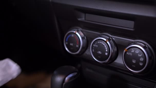 Witte Handschoen Desinfecteert Spray Doekjes Auto Dashboard Air Con Control — Stockvideo