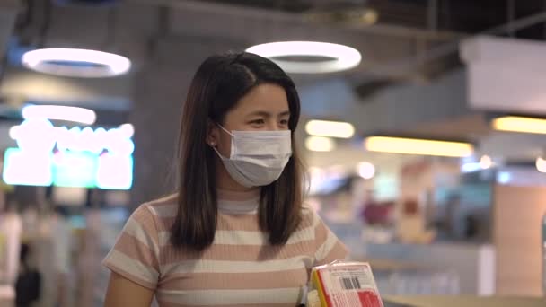 Movimiento Lento Mujer Asiática Tienda Comestibles Máscara Médica Caminar Alsle — Vídeos de Stock