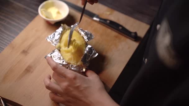 Mujer Cámara Lenta Cocinar Patata Horno Uso Mano Cuchara Llenando — Vídeos de Stock