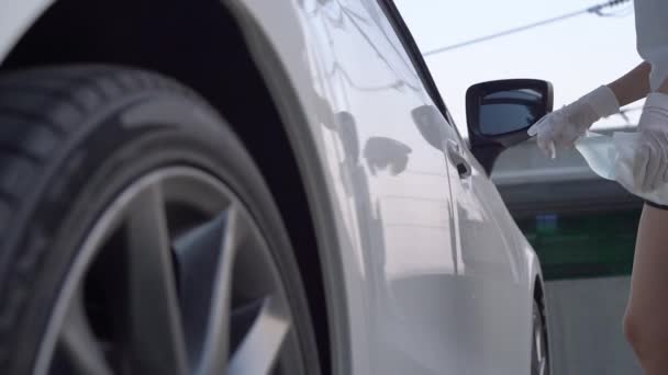 Slow Motion Vrouw Dragen Witte Handschoen Spray Veeg Haar Auto — Stockvideo