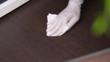 Ahşap zemini temizleyen eldiven.