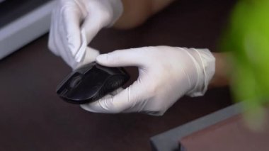 4k beyaz elastik eldiven silici bilgisayar faresi, siyah plastik nesne, elektronik donanım bakımı, corona virüsü covid-19, öldürücü mikrop, sağlık bakımı, dezenfektan silme, kapalı mekan, yeşil yapraklar.