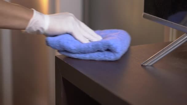 Białe Rękawiczki Ręka Wycieranie Powierzchni Mebli Domowych Niebieski Ręcznik Smart — Wideo stockowe