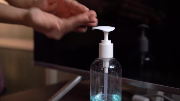 Main Femme Appliquer Gel Désinfectant Pour Les Mains Pour Prévenir — Video