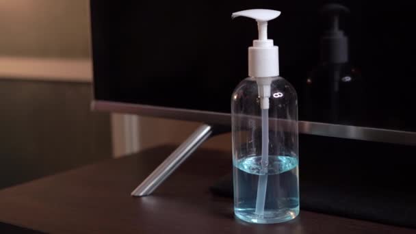 Desinfetar Mão Desinfetante Azul Álcool Gel Lugar Frente Sala Estar — Vídeo de Stock