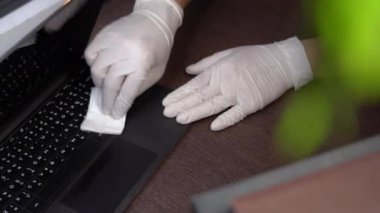 4k beyaz koruyucu eldiven silme dizüstü bilgisayar, insan eli hareketi, dezenfektan bezi, elektronik donanım bakımı, corona virüsü covid-19, öldürücü mikrop, sağlık bakımı, dezenfektan bezi, kapalı alan.