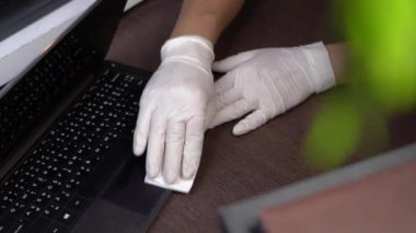 4k beyaz koruyucu eldiven silme dizüstü bilgisayar, insan eli hareketi, dezenfektan bezi, elektronik donanım bakımı, corona virüsü covid-19, öldürücü mikrop, sağlık bakımı, dezenfektan bezi, kapalı alan.  
