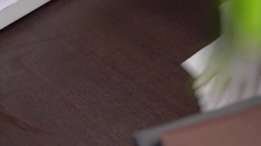 Beyaz eldiven insan eli temizleme havlusu ahşap mobilya yüzeyi, ev mobilyası hijyen, dezenfektan, corona virüsü covid-19, bakteri dezenfeksiyonu, hizmetçi ev temizleyicisi, sağlık hizmeti konsepti.