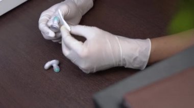 Beyaz eldivenli el temizleme kulaklıkla kablosuz, küçük elektronik silme, anti bakteri el havlusu, dezenfektan mendil, elektronik ekipman bakımı, corona virüsü covid-19, spor egzersiz aleti.