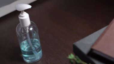 4k mavi alkol jeli kutusu, izole nesne, ahşap zemin, koyu kahverengi zemin, Corona virüsü 2019, covid-19, dezenfektan ürünü, plastik pompa jeli, el temizleyici.