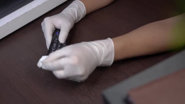 Luvas Brancas Mão Limpeza Controle Remoto Limpando Hardware Eletrônico Bactérias — Vídeo de Stock