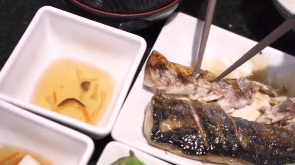 アジア料理 箸と魚のグリル サバ魚 健康的な食事 オメガ3 緑の野菜 屋内レストラン アジアの伝統 日本料理 白料理 — ストック動画