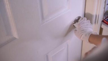 4k beyaz eldiven kapı tokmağını alkol spreyi ve mendille temizler. Bakteri ya da virüs ev temizliğini, dezenfektanı, korona virüsü covid-19 'u, anti bakteri dezenfeksiyonunu önlemek için.  