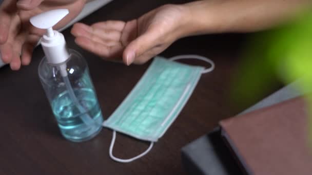Asiático Masculino Mão Usar Gel Desinfetante Seguida Esfregando Mãos Mesa — Vídeo de Stock
