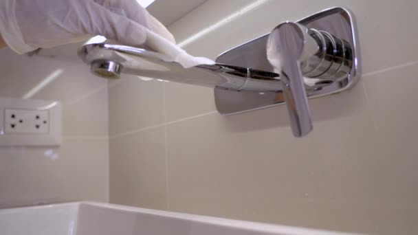 Slow Motion Menschliche Hand Weißem Handschuh Wischt Den Wasserhahn Badezimmer — Stockvideo
