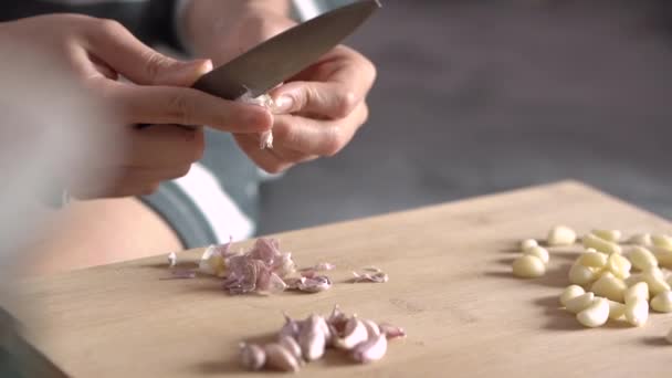 Fermer Maison Femme Éplucher Ail Main Utilisant Couteau Sur Planche — Video