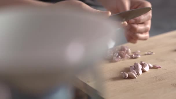 Närbild Kvinnlig Hand Peeling Vitlök Hud Med Hjälp Kniv Trä — Stockvideo