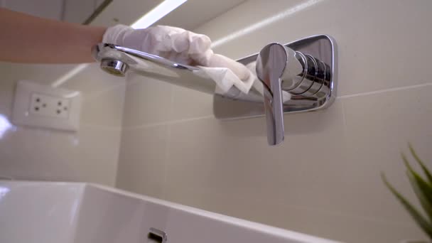 Huishoudster Witte Handschoen Vegen Metalen Badkamer Kraan Watergootsteen Ontsmettingsmiddel Doekjes — Stockvideo