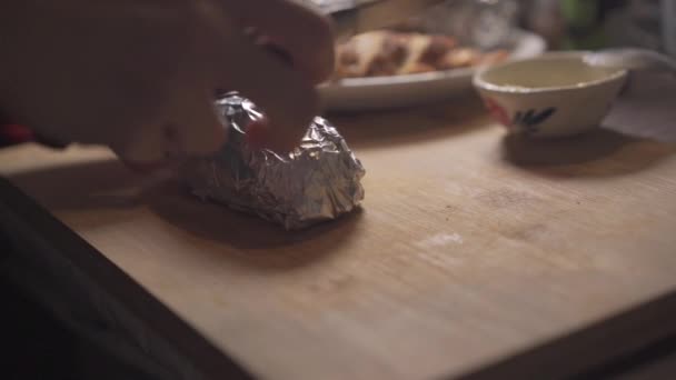 Pomalý Pohyb Ruční Použití Nůž Otevřený Pečené Brambory Fólie Domácí — Stock video