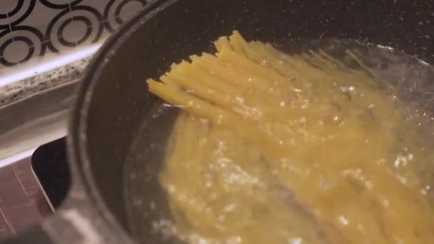 Spaghetti Jaune Bouillant Dans Une Casserole Noire Eau Chaude Maison — Video