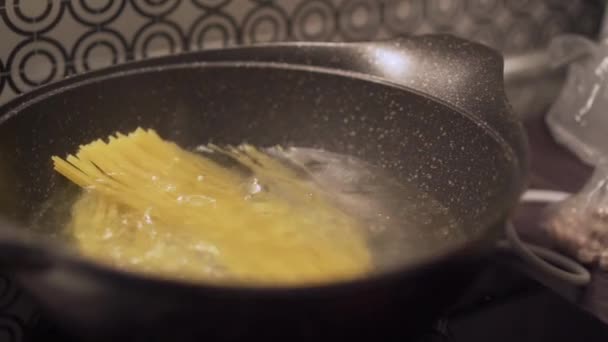 Gelbe Spaghetti Kochend Heißem Wasser Schwarze Pfanne Hause Lebensmittelzutat Lecker — Stockvideo
