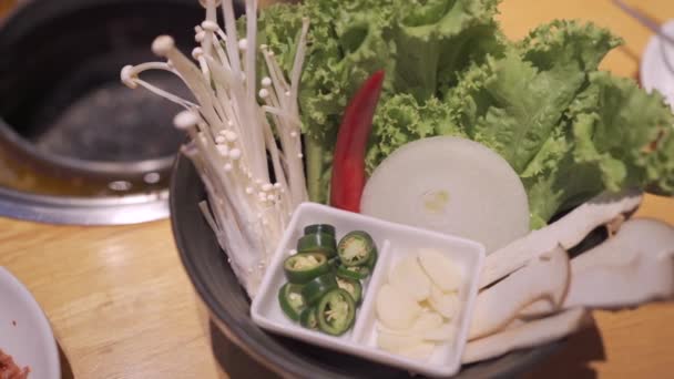 Świeże Przyprawy Warzywne Zestaw Azjatyckiej Restauracji Plasterki Białego Grzyba Zielone — Wideo stockowe
