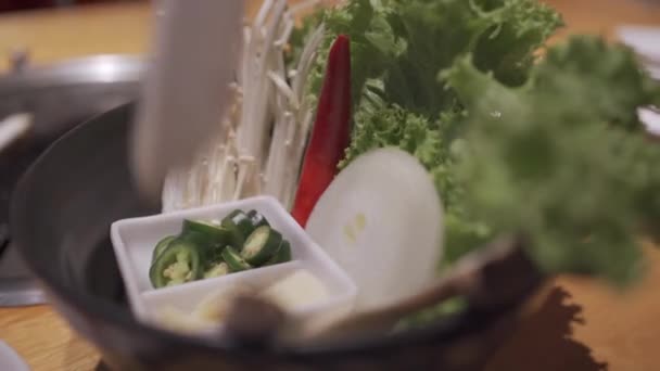 Ensemble Épices Aux Légumes Frais Restaurant Asiatique Champignons Blancs Tranchés — Video