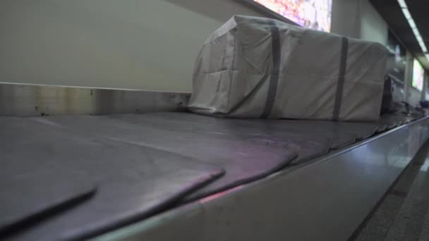 터미널 홀에서 수하물 컨베이어 운송의 마지막 정류장 서비스 — 비디오
